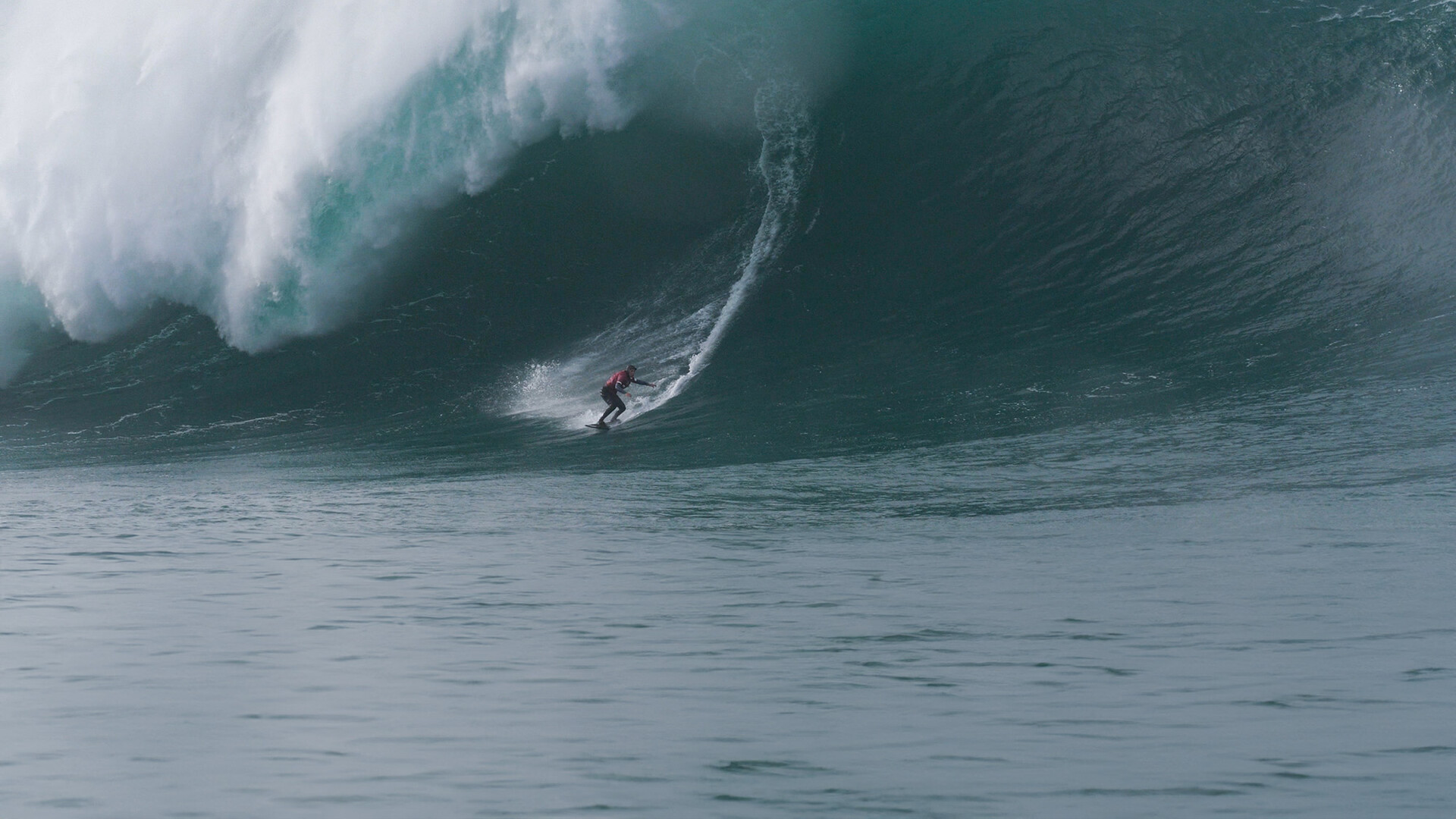 Ein Surfer surft eine riesige Welle